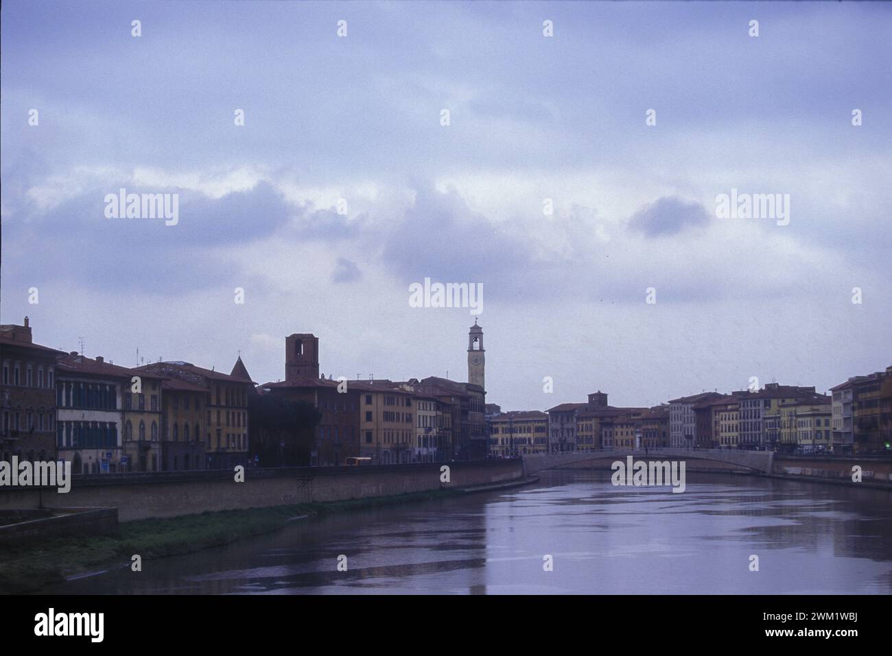 MME4730797 entlang des Flusses Arno in Pisa, ein Anblick, der dem Dichter Giacomo Leopardi am Herzen lag, der im November 1827 bis Mitte 1828 in Pisafrom lebte. In einem Brief an seine Schwester Paolina schrieb er: „Ich mag Pisa viel mehr als Florenz. Dieser Lung'arno ist ein Anblick so schön, so groß, so prächtig, so fröhlich, so angenehm, dass du dich verliebst: ich habe so etwas weder in Florenz noch in Mailand noch in Rom gesehen, und ich weiß wirklich nicht, ob es in Europa so viele Ansichten gibt.“/Il Lungarno a Pisa, luogo molto caro al poeta Giacomo Leopardi, che visse a Pisa dal November 1827 alla Met Stockfoto