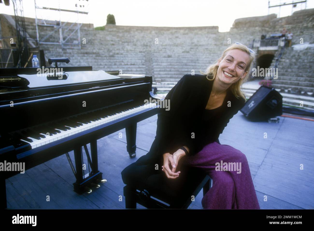 MME4731426 Rom, altes Ostia-Theater, 1999. Deutsche Sängerin und Schauspielerin Ute Lemper/Roma, Teatro di Ostia Antica, 1999. La cantante e attrice tedesca Ute Lemper -; (add.info.: Rom, Ancient Ostia Theater, 1999. Deutsche Sängerin und Schauspielerin Ute Lemper/Roma, Teatro di Ostia Antica, 1999. La cantante e attrice tedesca Ute Lemper -); © Marcello Mencarini. Alle Rechte vorbehalten 2024. Stockfoto