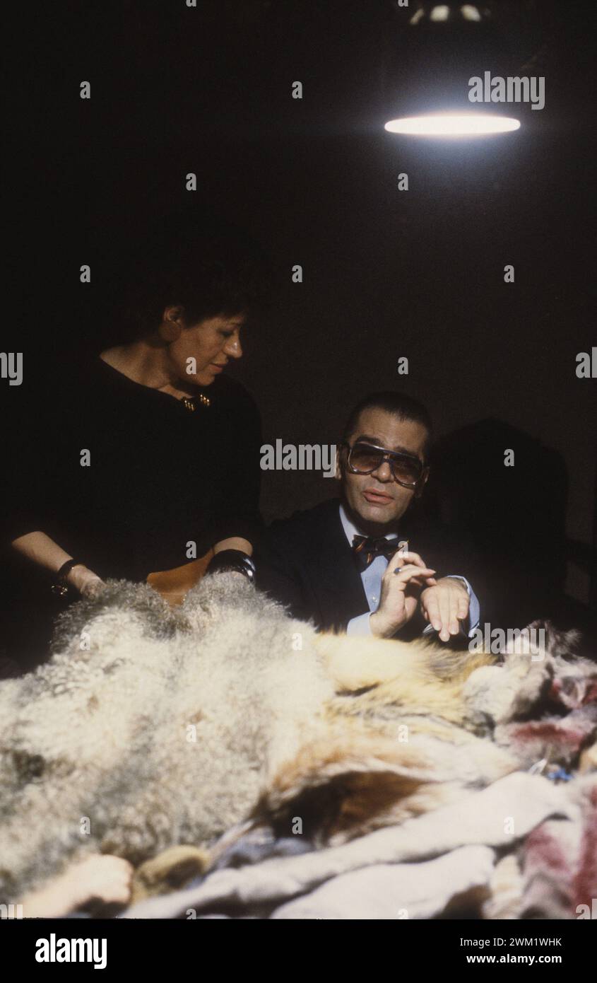 MME4733064 Carla Fendi und Karl Lagerfeld arbeiten als Pelzdesigner für Fendi Schwestern in ihrem Atelier Rom um 1980/Carla Fendi con Karl Lagerfeld mentre lavora alla collezione di pellicce delle sorelle Fendi nel loro Atelier, Roma 1980 -; (add.info.: Carla Fendi und Karl Lagerfeld arbeiten als Pelzdesigner für Fendi Schwestern in ihrem Atelier Rom um 1980/Carla Fendi con Karl Lagerfeld mentre lavora alla collezione di pellicce delle sorelle Fendi nel loro Atelier, Roma 1980 -); © Marcello Mencarini. Alle Rechte vorbehalten 2024. Stockfoto