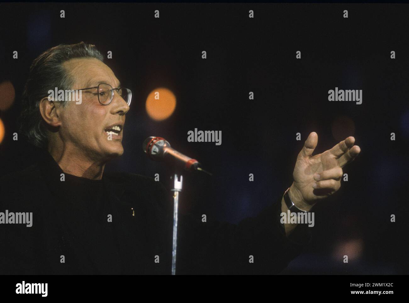 MME4737763 Sanremo Music Festival 1991. Der italienische Singer-Songwriter Enzo Jannacci singt sein Lied „La fotografia“, das als elftes Festival di Sanremo 1991 klassifiziert wurde. Enzo Jannacci canta “” La fotografia””, classificata all'undicesimo posto -; (add.info.: Sanremo Music Festival 1991. Der italienische Singer-Songwriter Enzo Jannacci singt sein Lied „La fotografia“, das als elftes Festival di Sanremo 1991 klassifiziert wurde. Enzo Jannacci canta „” La fotografia””, classificata all'undicesimo posto -); © Marcello Mencarini. Alle Rechte vorbehalten 2024. Stockfoto