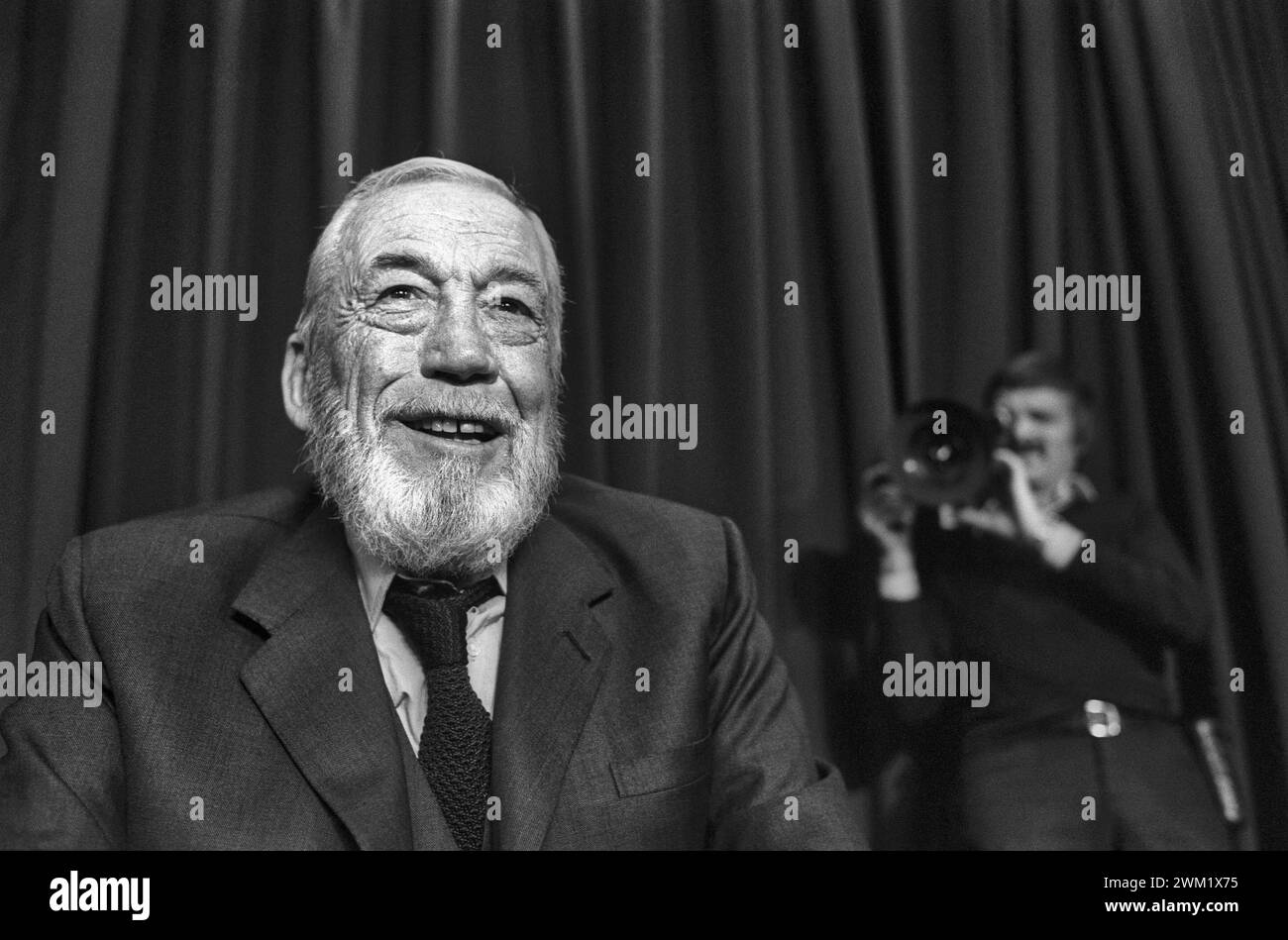 MME4739499 Cannes Filmfestival 1984. US-amerikanischer Regisseur und Schauspieler John Huston/Festival del Cinema di Cannes 1984. Er registrierte John Huston -; (add.info.: Cannes Film Festival 1984). US-amerikanischer Regisseur und Schauspieler John Huston/Festival del Cinema di Cannes 1984. Er registrierte John Huston -); © Marcello Mencarini. Alle Rechte vorbehalten 2024. Stockfoto