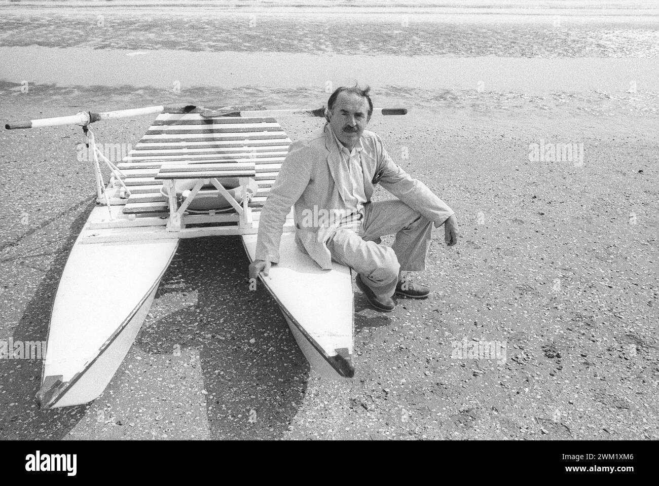 MME4742061 Filmfestival Venedig 1983. Der italienische Dichter und Drehbuchautor Tonino Guerra sitzt auf einem Paddelboot am Lido Beach/Mostra del Cinema di Venezia 1983. Tonino Guerra, poeta e sceneggiatore, seduto su un pedal sulla spiaggia del Lido -; (add.info.: Venedig Filmfestival 1983. Der italienische Dichter und Drehbuchautor Tonino Guerra sitzt auf einem Paddelboot am Lido Beach/Mostra del Cinema di Venezia 1983. Tonino Guerra, poeta e sceneggiatore, seduto su un pedal sulla spiaggia del Lido -); © Marcello Mencarini. Alle Rechte vorbehalten 2024. Stockfoto