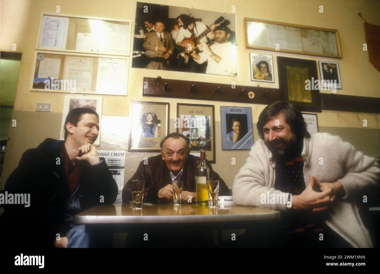 MME4742539 Bologna, 1985. Der italienische Singer-Songwriter Francesco Guccini in einem Restaurant mit zwei Freunden/Bologna, ca. 1985. IL cantautore Francesco Guccini in una trattoria con due amici -; (add.info.: Bologna, 1985. Der italienische Singer-Songwriter Francesco Guccini in einem Restaurant mit zwei Freunden/Bologna, ca. 1985. IL cantautore Francesco Guccini in una trattoria con due amici -); © Marcello Mencarini. Alle Rechte vorbehalten 2024. Stockfoto