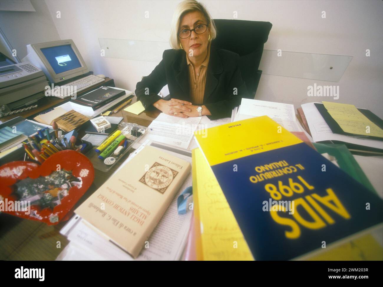 MME4752408 Rom, 1999. Italienische Virologe Barbara Ensoli, Forschungsleiterin am Laboratorium für Virologie des Nationalen Instituts für Gesundheit und Leiterin der Suche nach einem Impfstoff gegen AIDS/Roma, 1999. La virologa Barbara Ensoi, Directeur di Ricerca presso il Laboratorio di Virologia dell'Istituto Superiore di Sanit e a capo della ricerca di un vaccino contro l'AIDS -; (add.info.: Rom, 1999. Italienische Virologe Barbara Ensoli, Forschungsleiterin am Laboratorium für Virologie des Nationalen Instituts für Gesundheit und Leiterin der Suche nach einem Impfstoff gegen AIDS/Roma, 1999. La virologa Barbara Ensoi, Directeu Stockfoto