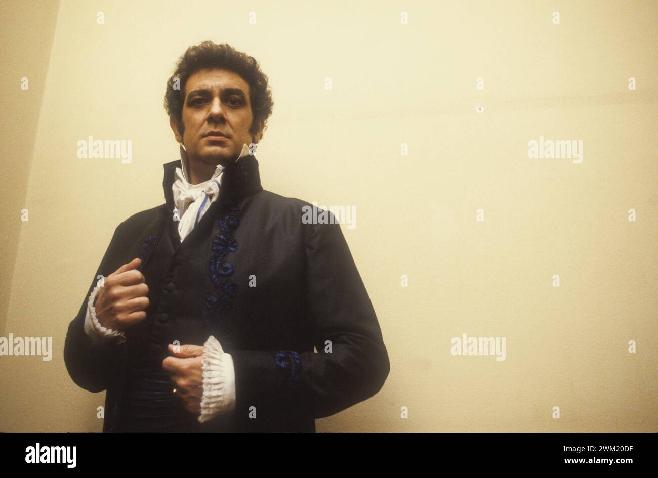 MME4754401 Mailand, Theater La Scala, 1979. Spanischer Tenor Placido Domingo/Mailand, Teatro alla Scala, 1979. Er Tenore Placido Domingo -; (add.info.: Mailand, La Scala Theater, 1979). Spanischer Tenor Placido Domingo/Mailand, Teatro alla Scala, 1979. Er tenore Placido Domingo -); © Marcello Mencarini. Alle Rechte vorbehalten 2024. Stockfoto