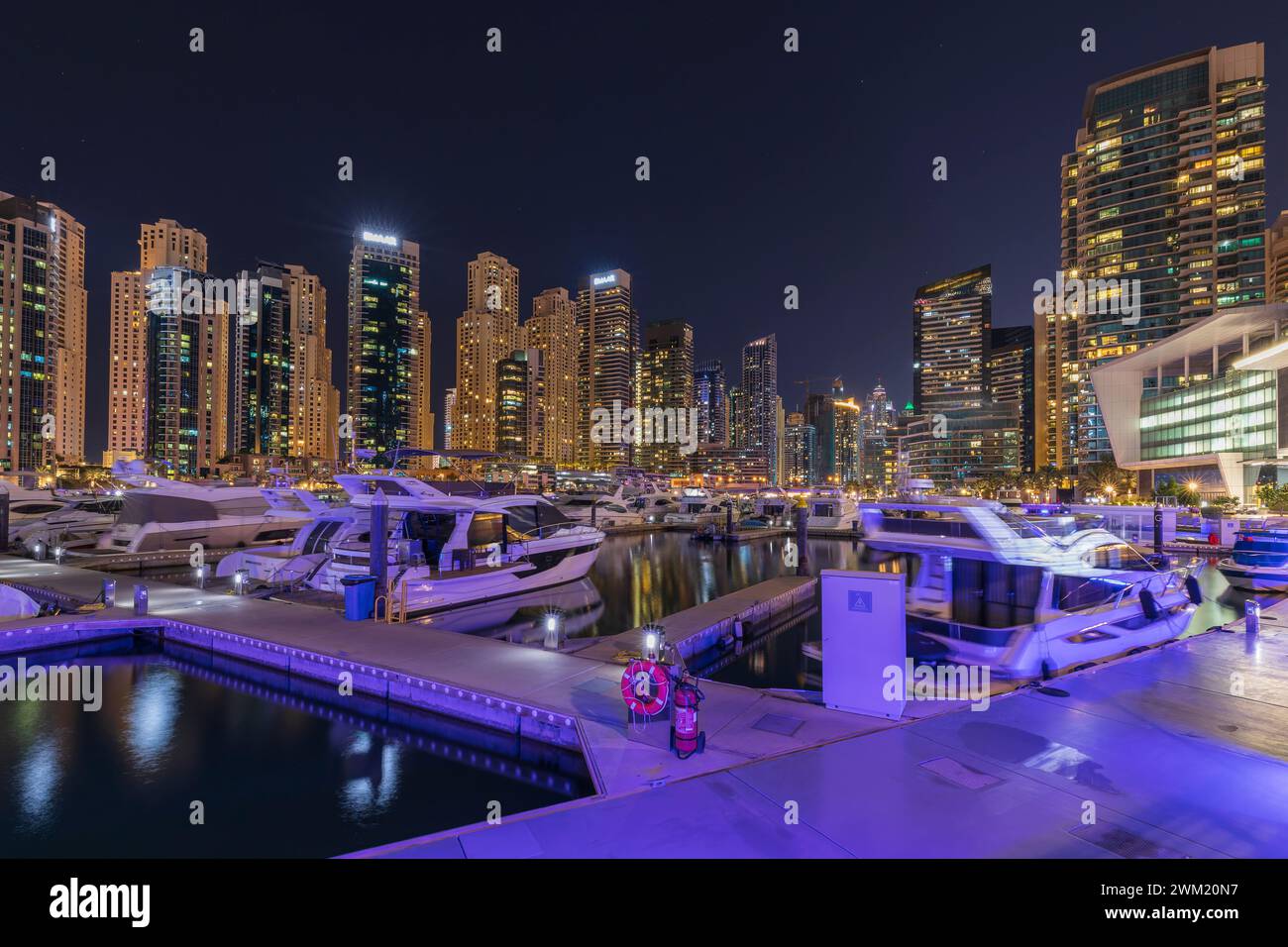 Dubai Marina bei Nacht Stockfoto