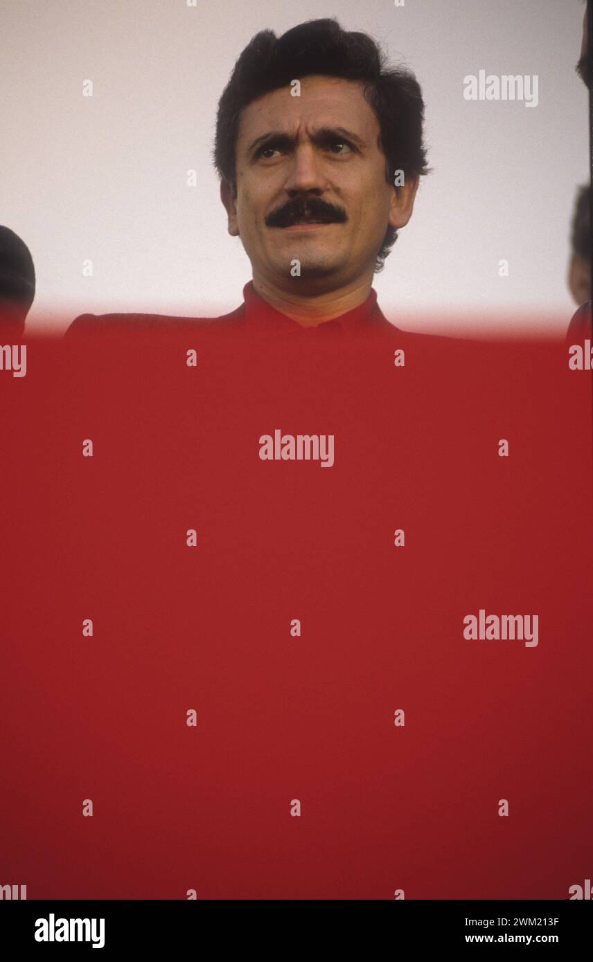 MME4758927 Rimini, Februar 1991. Der italienische Politiker Massimo D’Alema auf dem XX. Und letzten Kongress der Kommunistischen Partei Italiens, als ihr Name in „Demokratische Partei der Linken“ (Demokratische Partei der Linken) umbenannt wurde, im Februar 1991. IL politico Massimo D'alema al 20¡ e ultimo congresso del partito comunista italiano (PCI), diventato in questa occasione “Partito democratico della Sinistra” (PDS) -; (add.info.: Rimini, Februar 1991. Der italienische Politiker Massimo D’Alema auf dem XX. Und letzten Kongress der Kommunistischen Partei Italiens, als ihr Name in „Demokratische Partei der Linken“ (Demokratische Partei der Linken) umbenannt wurde, im Februar 1991. IL politi Stockfoto