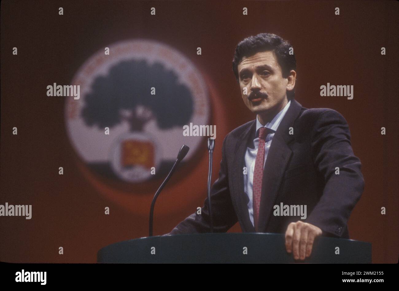 MME4758913 italienischer Politiker Massimo D’Alema auf dem XX. Rimini-Kongress im Februar 1991, als die Kommunistische Partei Italiens ihren Namen 1991 in Demokratische Partei der Linken (PDS)/Rimini änderte. IL politico Massimo D'Alema al XX¡ Congresso del Partito Comunista Italiano, quando il PCI ha cambiato nome diventando Partito Democratico della Sinistra (PDS) -; (add.info.: der italienische Politiker Massimo D’Alema auf dem XX. Rimini-Kongress im Februar 1991, als die Kommunistische Partei Italiens ihren Namen in Demokratische Partei der Linken (PDS)/Rimini (1991) änderte. IL politico Massimo D'Alema al XX¡ C Stockfoto
