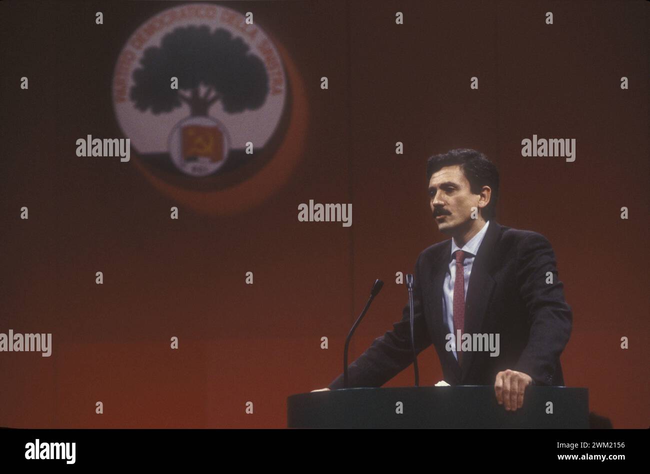MME4758897 italienischer Politiker Massimo D’Alema auf dem XX. Rimini-Kongress im Februar 1991, als die Kommunistische Partei Italiens ihren Namen 1991 in Demokratische Partei der Linken (PDS)/Rimini änderte. IL politico Massimo D'Alema al XX¡ Congresso del Partito Comunista Italiano, quando il PCI ha cambiato nome diventando Partito Democratico della Sinistra (PDS) -; (add.info.: der italienische Politiker Massimo D’Alema auf dem XX. Rimini-Kongress im Februar 1991, als die Kommunistische Partei Italiens ihren Namen in Demokratische Partei der Linken (PDS)/Rimini (1991) änderte. IL politico Massimo D'Alema al XX¡ C Stockfoto