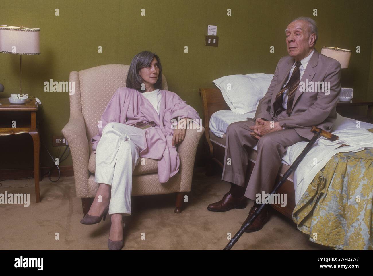 MME4767178 Rom, Westin Excelsior Hotel, 1981. Der argentinische Schriftsteller Jorge Luis Borges und seine Frau Maria Kodama in ihrem Zimmer/Roma, Hotel Westin Excelsior, 1981. Lo scrittore argentino Jorge Luis Borges e sua moglie Maria Kodama nella loro stanza -; (add.info.: Rom, Westin Excelsior Hotel, 1981. Der argentinische Schriftsteller Jorge Luis Borges und seine Frau Maria Kodama in ihrem Zimmer/Roma, Hotel Westin Excelsior, 1981. Lo scrittore argentino Jorge Luis Borges e sua moglie Maria Kodama nella loro stanza -); © Marcello Mencarini. Alle Rechte vorbehalten 2024. Stockfoto