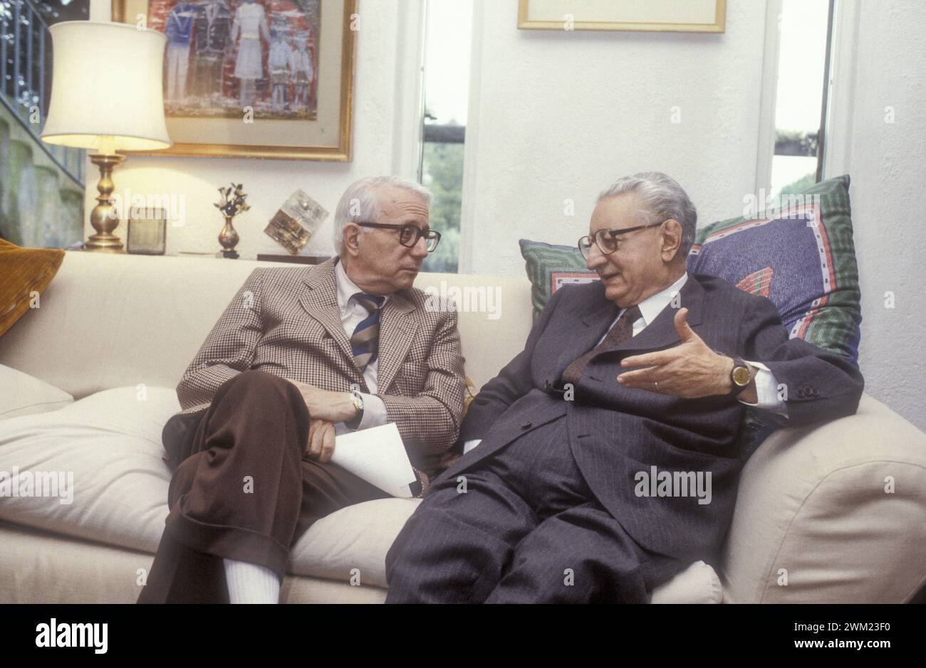 MME4770080 italienischer Journalist Enzo Biagi interviewt den ehemaligen italienischen Präsidenten Giovanni Leone in seinem Haus/Il giornalista Enzo Biagi mentre intervista l'ex presidente della repubblica italiana Giovanni Leone a casa sua - (add.info.: der italienische Journalist Enzo Biagi interviewt den ehemaligen italienischen Präsidenten Giovanni Leone in seinem Haus/Il giornalista Enzo Biagi mentre intervista l'ex presidente della repubblica italiana Giovanni Leone a casa sua -); © Marcello Mencarini. Alle Rechte vorbehalten 2024. Stockfoto