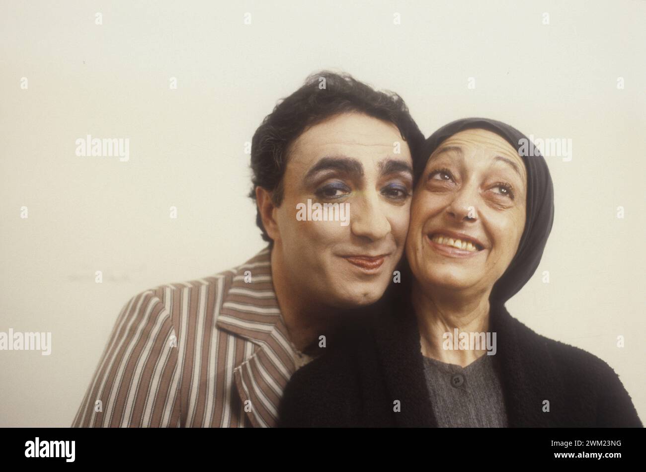 MME4772185 Rom, 1982. Theaterschauspieler Peppe und Concetta Barra in ihrer Garderobe vor einer Show/Roma, 1982. GLI attori di teatro Peppe e Concetta Barra nel loro camerino prima di uno spettacolo -; (add.info.: Rom, 1982. Theaterschauspieler Peppe und Concetta Barra in ihrer Garderobe vor einer Show/Roma, 1982. GLI attori di teatro Peppe e Concetta Barra nel loro camerino prima di uno spettacolo -); © Marcello Mencarini. Alle Rechte vorbehalten 2024. Stockfoto