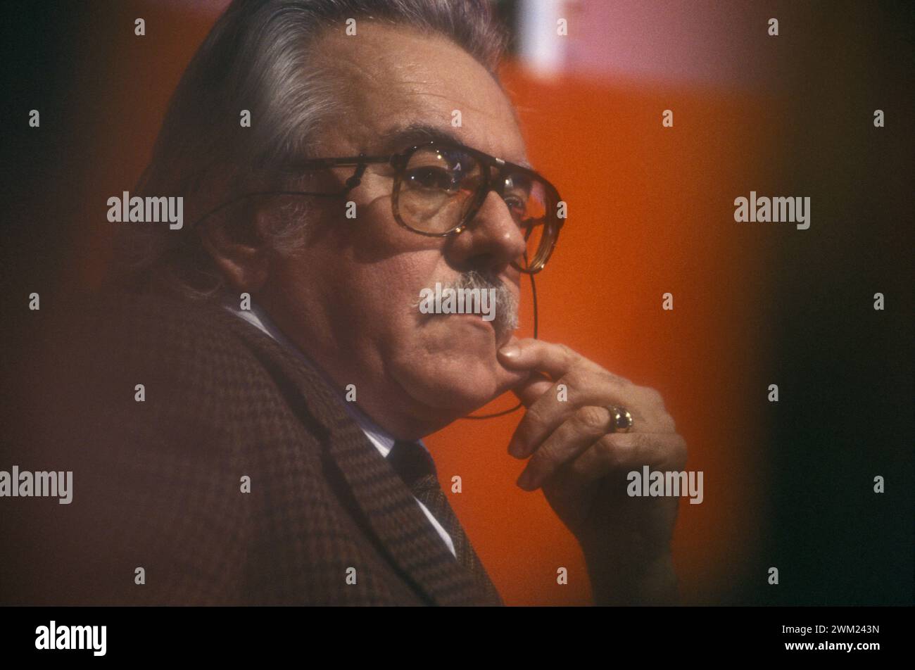 MME4773528 Literaturkritiker Alberto ASOR Rosa auf dem XX. Rimini-Kongress im Februar 1991, als die Kommunistische Partei Italiens ihren Namen in Demokratische Partei der Linken änderte/Il critical letterario Alberto ASOR Rosa al XX¡ Congresso del PCI-PDS che si tenne a Rimini nel 1991, quando il Partito Comunista Italiano divenne Partito Democratico della Sinistra (PDS) -; (add.info.: der Literaturkritiker Alberto ASOR Rosa beim XX. Rimini-Kongress im Februar 1991 änderte seinen Namen in Demokratische Partei der Linken/Il crico letterario Alberto ASOR Rosa al XX¡ Congresso del PCI-PDS che si ten Stockfoto