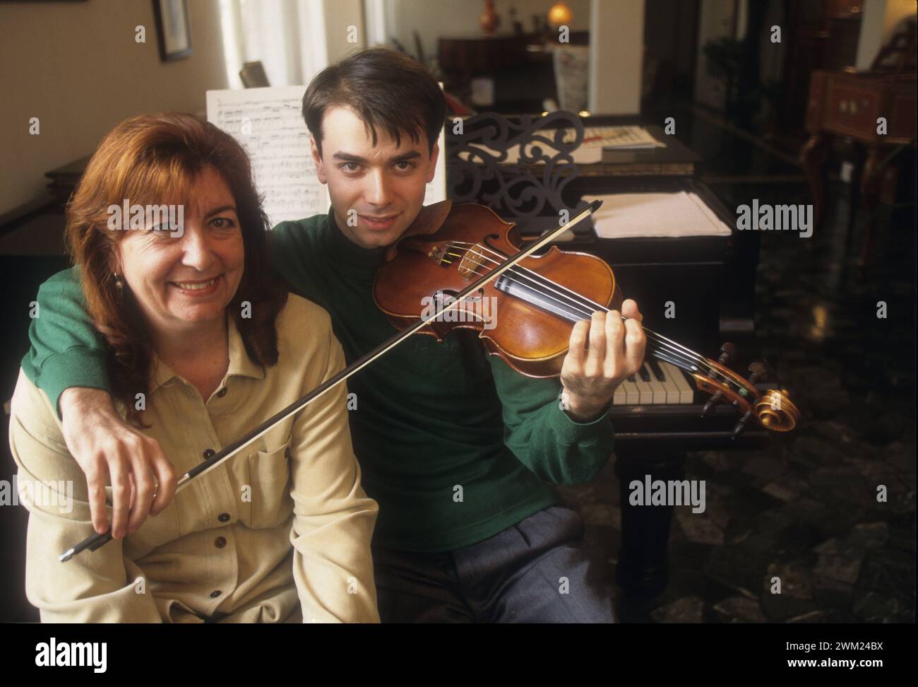 MME4775508 Padua, 1991. Der Geiger Giovanni Angeleri und seine Mutter Micaela/Padua, 1991. IL Violinista Giovanni Angeleri con sua madre Micaela Mingardo Angeleri -; (add.info.: Padua, 1991. Der Geiger Giovanni Angeleri und seine Mutter Micaela/Padua, 1991. IL Violinista Giovanni Angeleri con sua madre Micaela Mingardo Angeleri -); © Marcello Mencarini. Alle Rechte vorbehalten 2024. Stockfoto