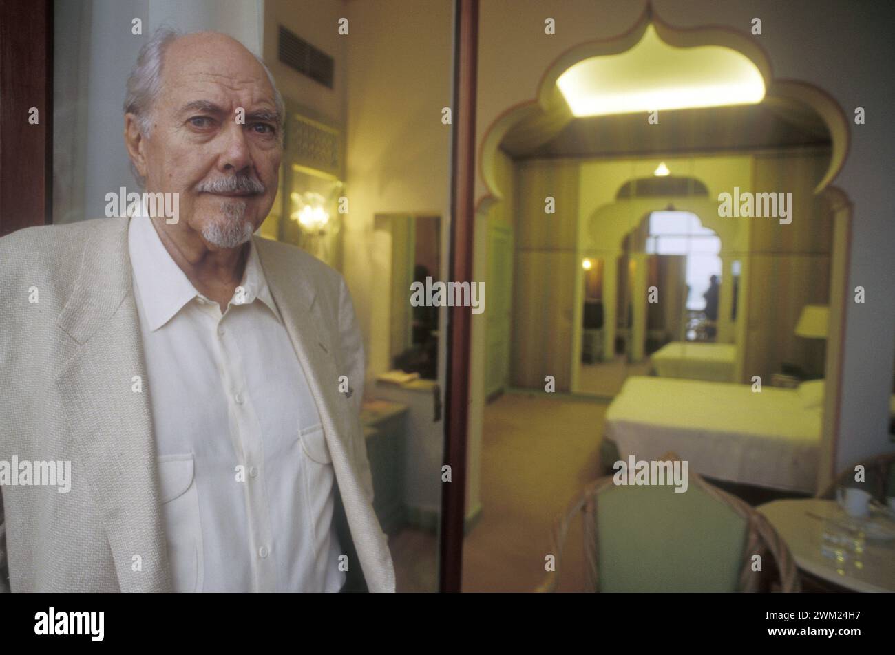 MME4776238 Venedig Lido, Venedig Filmfestival 1993. US-amerikanischer Regisseur Robert Altman, im Wettbewerb mit dem Film „„ Shortcuts“, in seinem Zimmer im Excelsior Hotel/Lido di Venezia, Filmfestival Venedig 1993. Er registrierte Robert Altman, im Concorso mit dem Film „“ America oggi (Shortcuts)“, nella auf der Strophe des Hotel Excelsior –; (add.info.: Venice Lido, Venice Film Festival 1993. US-amerikanischer Regisseur Robert Altman, im Wettbewerb mit dem Film „„ Shortcuts“, in seinem Zimmer im Excelsior Hotel/Lido di Venezia, Filmfestival Venedig 1993. Er registrierte Robert Altman, in Concorso mit t Stockfoto