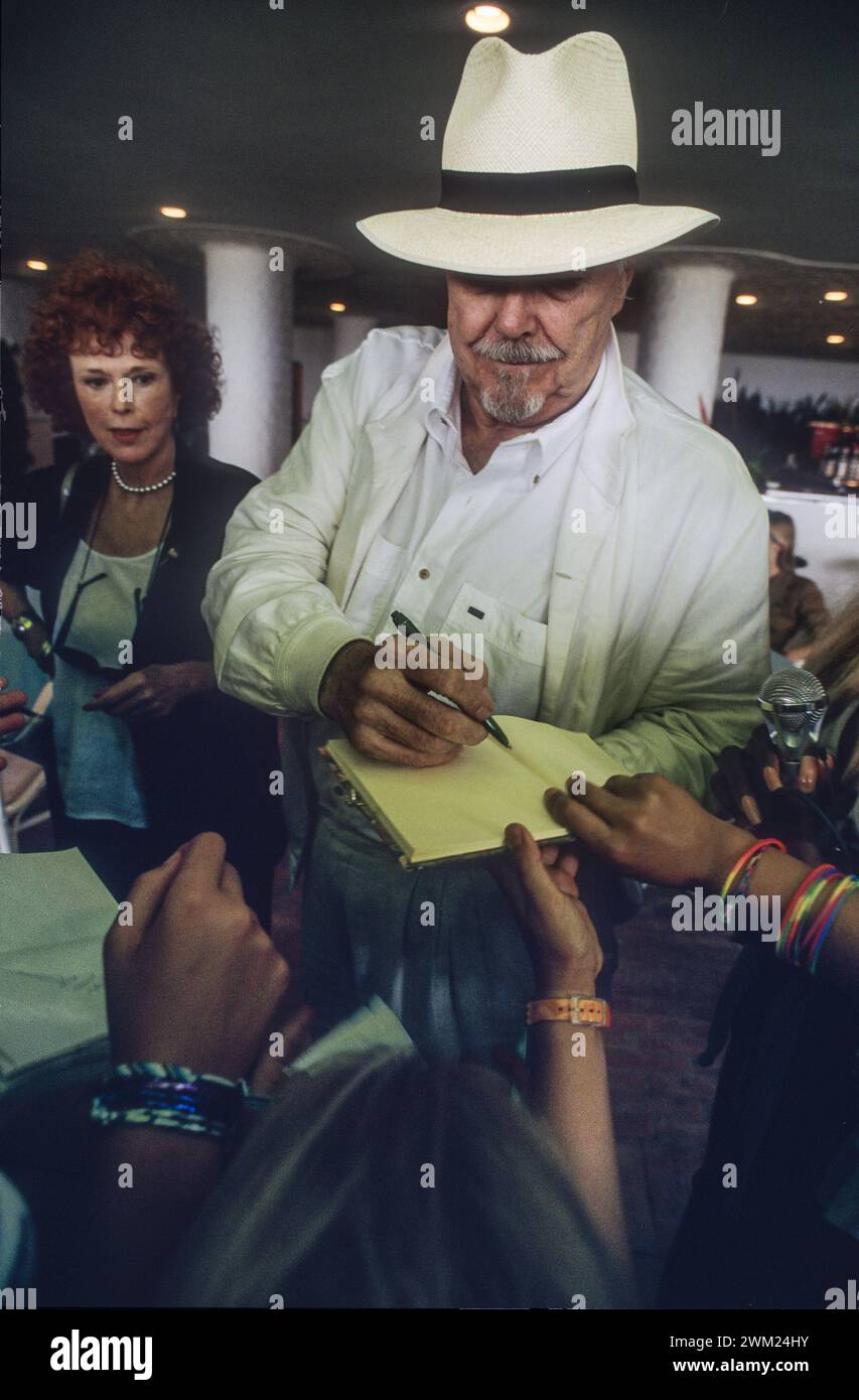 MME4776170 Lido Venedig. Filmfestival Venedig 1993. Der US-amerikanische Regisseur Robert Altman, im Wettbewerb mit dem Film „Shortcuts“, signierte Autogramme/Lido di Venezia. Mostra del Cinema di Venezia 1993. Er registrierte Robert Altman, im Concorso mit dem Film „“ America oggi (Shortcuts)“, mentre Firma autografi -; (add.info.: Venedig Lido. Filmfestival Venedig 1993. Der US-amerikanische Regisseur Robert Altman, im Wettbewerb mit dem Film „Shortcuts“, signierte Autogramme/Lido di Venezia. Mostra del Cinema di Venezia 1993. Er registrierte Robert Altman, im Concorso mit dem Film America oggi (Shortcuts) Stockfoto