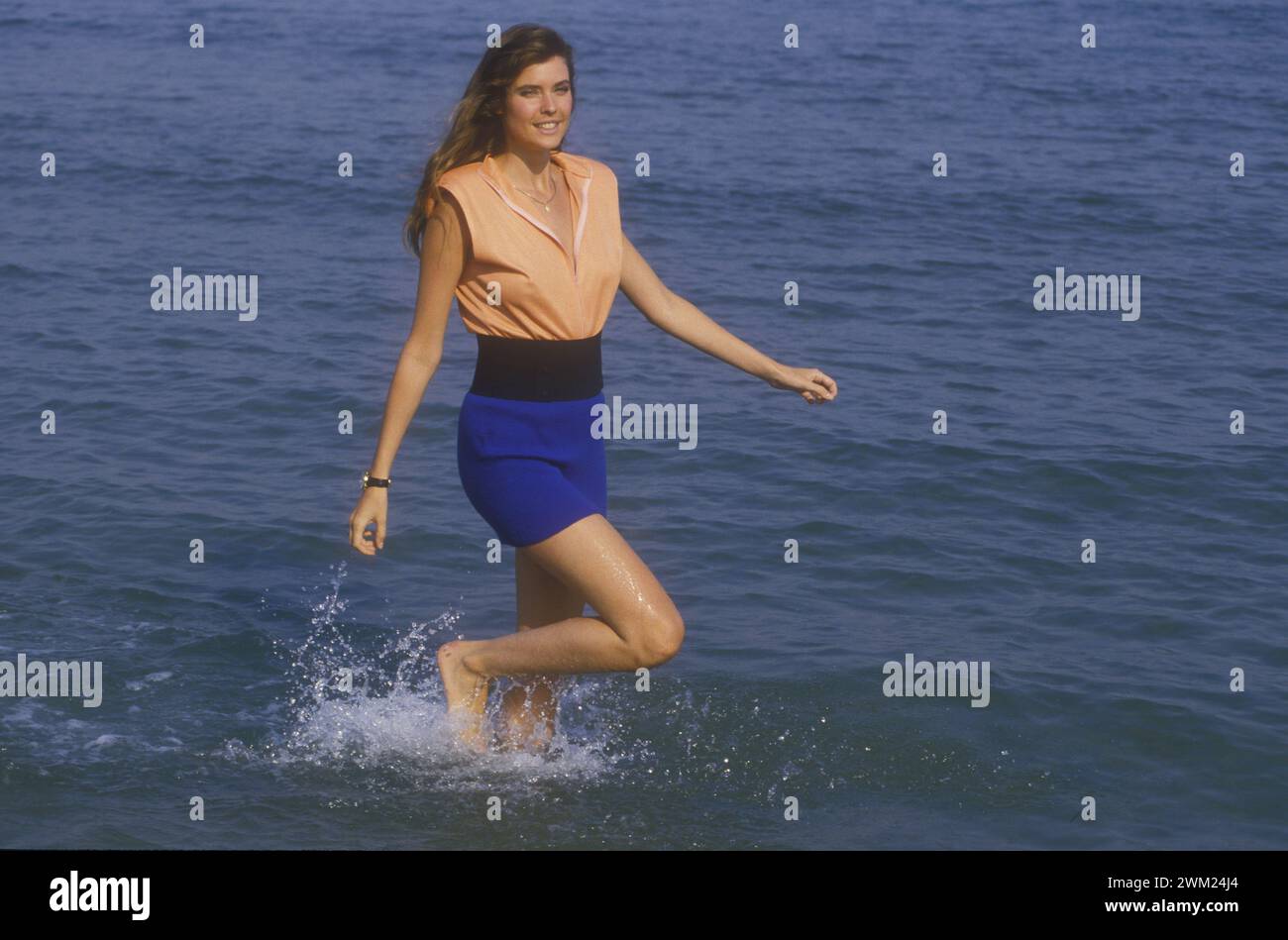 MME4776400 Venedig Lido, Venedig Filmfestival 1988. Models Carol Alt mit dem Film „” Treno di panna” (der Cream Train), geschrieben und Regie von Andrea de Carlo und präsentiert in der Sektion „” Nuovi Orizzonti””/Lido di Venezia, Mostra del Cinema di Venezia 1988. La modella Carol Alt, protagonista del Film „” Treno di panna””, scritto e diretto da Andrea de Carlo e präsentato nella sezione “Nuovi Orizzonti”” – (add.info.: Venedig Lido, Venedig Filmfestival 1988. Models Carol Alt mit dem Film „” Treno di panna” (der Cream Train) von Andre Stockfoto