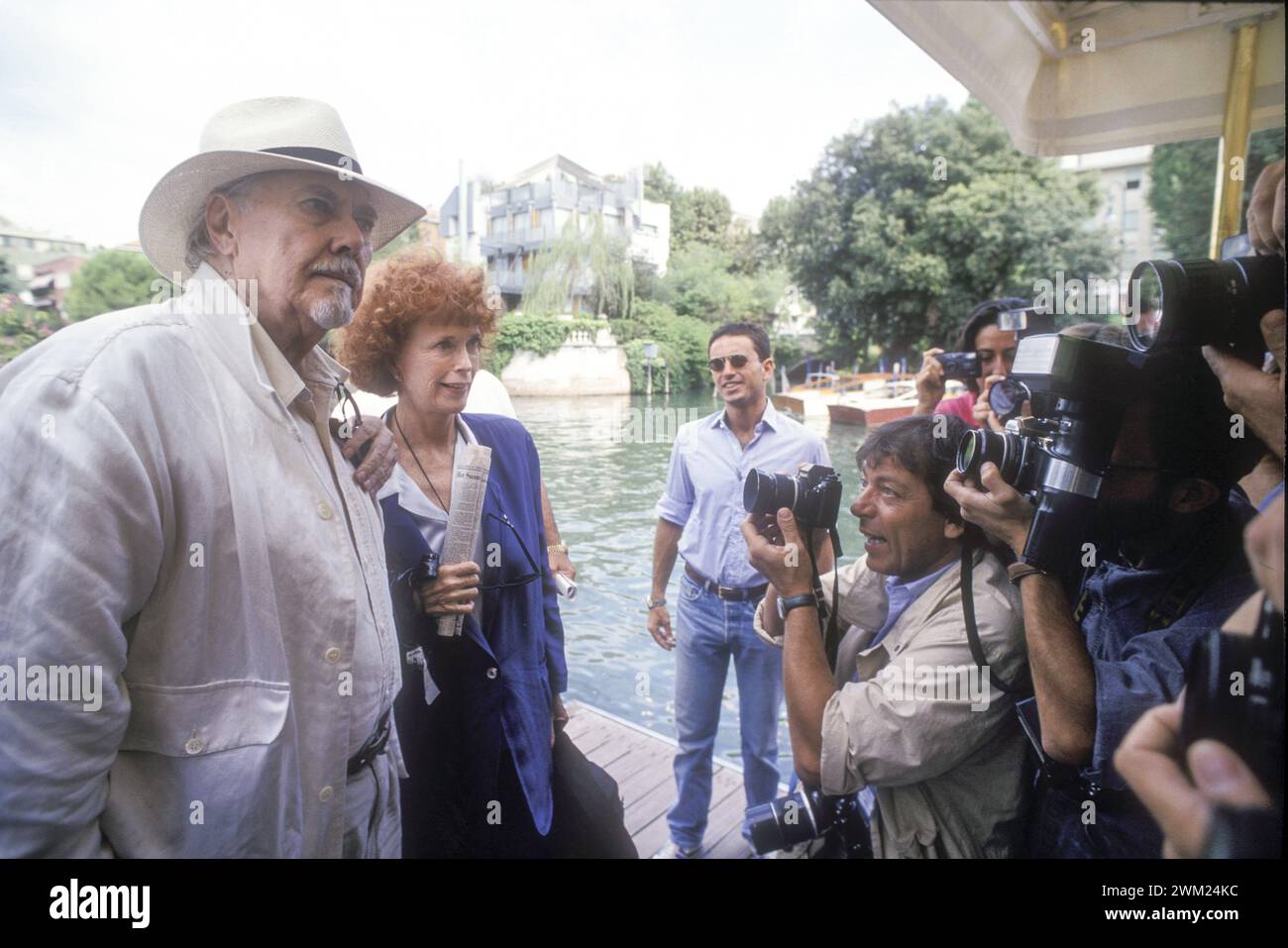MME4776227 Venedig Lido, Venedig Filmfestival 1993. Der amerikanische Regisseur Robert Altman und seine Frau Kathryn Reed Arrival/Mostra del Cinema di Venezia 1993. Ankunft des Registers Robert Altman und di sua moglie Kathryn Reed - Marcello Mencarini; (add.info.: Venedig Lido, Venedig Filmfestival 1993. Der amerikanische Regisseur Robert Altman und seine Frau Kathryn Reed Arrival/Mostra del Cinema di Venezia 1993. Ankunft des Registers Robert Altman und di sua moglie Kathryn Reed - Marcello Mencarini); © Marcello Mencarini. Alle Rechte vorbehalten 2024. Stockfoto