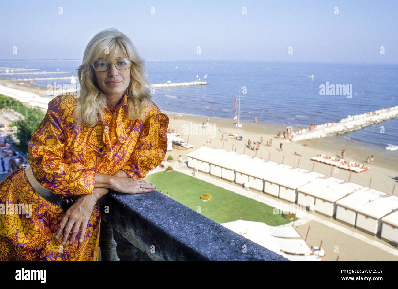 MME4780805 Venedig Lido, Venedig Filmfestival 1995. Schauspielerin Monica Vitti, die beim Festival den Goldenen Löwen-Preis für Lebensleistung erhielt, auf der Terrasse ihres Zimmers im Excelsior Hotel/Lido di Venezia, Filmfestival Venedig 1995. L'attrice Monica Vitti, alla Mostra per ritirare il Leone d'oro alla Carriera, sul terrazzo della sua stanza All'Hotel Excelsior -; (add.info.: Venedig Lido, Venedig Filmfestival 1995. Schauspielerin Monica Vitti, die beim Festival den Goldenen Löwenpreis für Lebensleistung erhielt, auf der Terrasse ihres Zimmers im Excelsior Hotel/Lido di Venezia, Venedig Film Fes Stockfoto