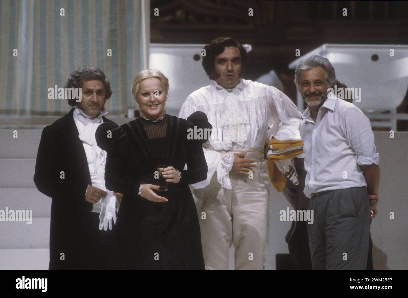 MME4781125 Pesaro, Rossini Opera Festival 1984. Die Sopranistin Katia Ricciarelli, der Bassbariton Ruggero Raimondi (dritter von links) und der Regisseur Luca Ronconi (vierter von links) während einer Probe von „Il viaggio a Reims“ von Gioacchino Rossini. Dies ist die erste Aufführung dieser Oper nach der Rekonstruktion ihres verlorenen Manuskripts in den 1970er Jahren/Pesaro, Rossini Opera Festival 1984. IL Sopranistin Katia Ricciarelli, il basso-baritono Ruggero Raimondi (terzo da sinistra) e il regista Luca Ronconi (quarto da sinistra) durante una prova de “” Stockfoto