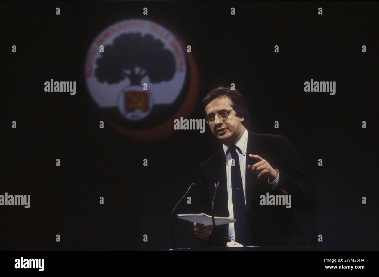 MME4781869 Politiker Walter Veltroni von der Kommunistischen Partei Italiens auf dem XX. Rimini-Kongress im Februar 1991, als die Kommunistische Partei Italiens ihren Namen in Demokratische Partei der Linken/Il politico del partito comunista Walter Veltroni al XX¡ Congresso del PCI-PDS che si tenne a Rimini nel 1991 änderte, quando il Partito Comunista Italiano divenne Partito Democratico della Sinistra (PDS) -; (add.info.: Politiker Walter Veltroni von der Kommunistischen Partei Italiens auf dem XX. Rimini-Kongress im Februar 1991, als die Kommunistische Partei Italiens ihren Namen in Demokratische Partei der Linken/Il po änderte Stockfoto