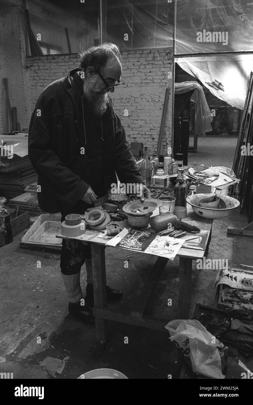 MME4782249 Venedig, 1981. Der italienische Maler Emilio Vedova in seinem Atelier in Venedig, 1981. IL pittore Emilio Vedova nel suo Studio -; (add.info.: Venedig, 1981. Der italienische Maler Emilio Vedova in seinem Atelier in Venedig, 1981. IL pittore Emilio Vedova nel suo Studio -); © Marcello Mencarini. Alle Rechte vorbehalten 2024. Stockfoto