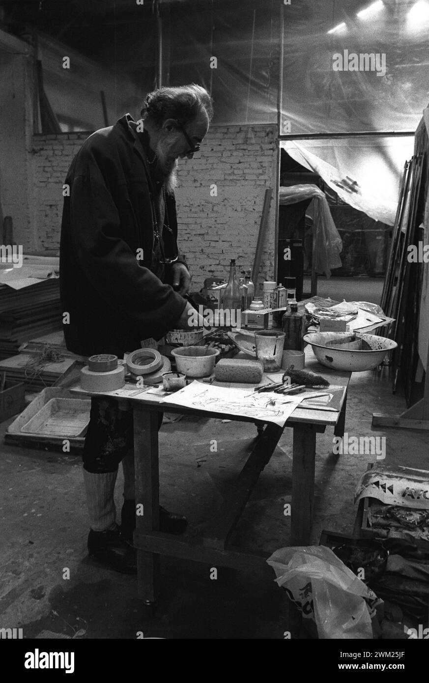 MME4782272 Venedig, 1981. Der italienische Maler Emilio Vedova in seinem Atelier in Venedig, 1981. IL pittore Emilio Vedova nel suo Studio -; (add.info.: Venedig, 1981. Der italienische Maler Emilio Vedova in seinem Atelier in Venedig, 1981. IL pittore Emilio Vedova nel suo Studio -); © Marcello Mencarini. Alle Rechte vorbehalten 2024. Stockfoto