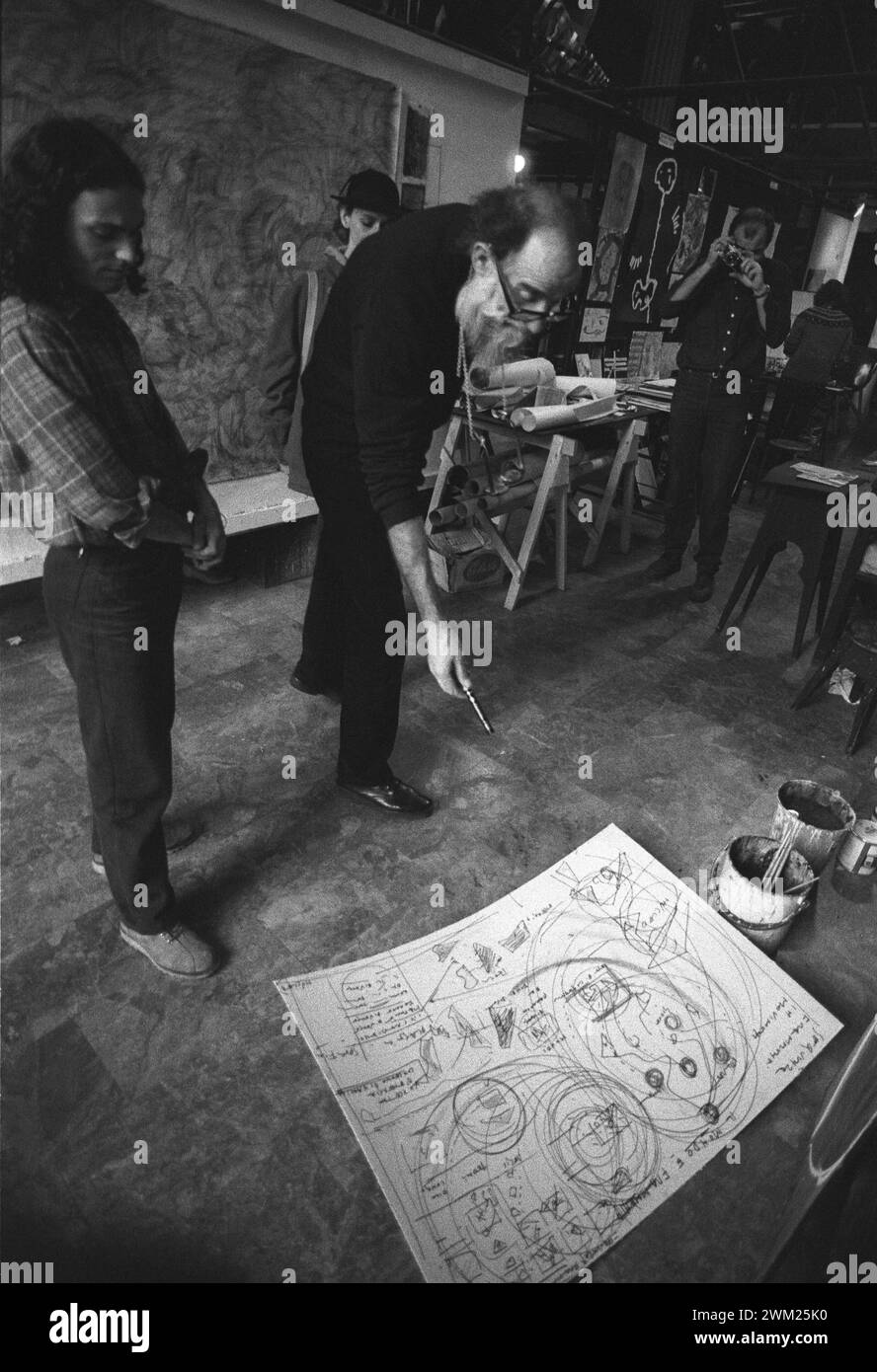 MME4782145 Venedig, 1981. Maler Emilio Vedova unterrichtet an der Akademie der Bildenden Künste in Venedig; © Marcello Mencarini. Alle Rechte vorbehalten 2024. Stockfoto
