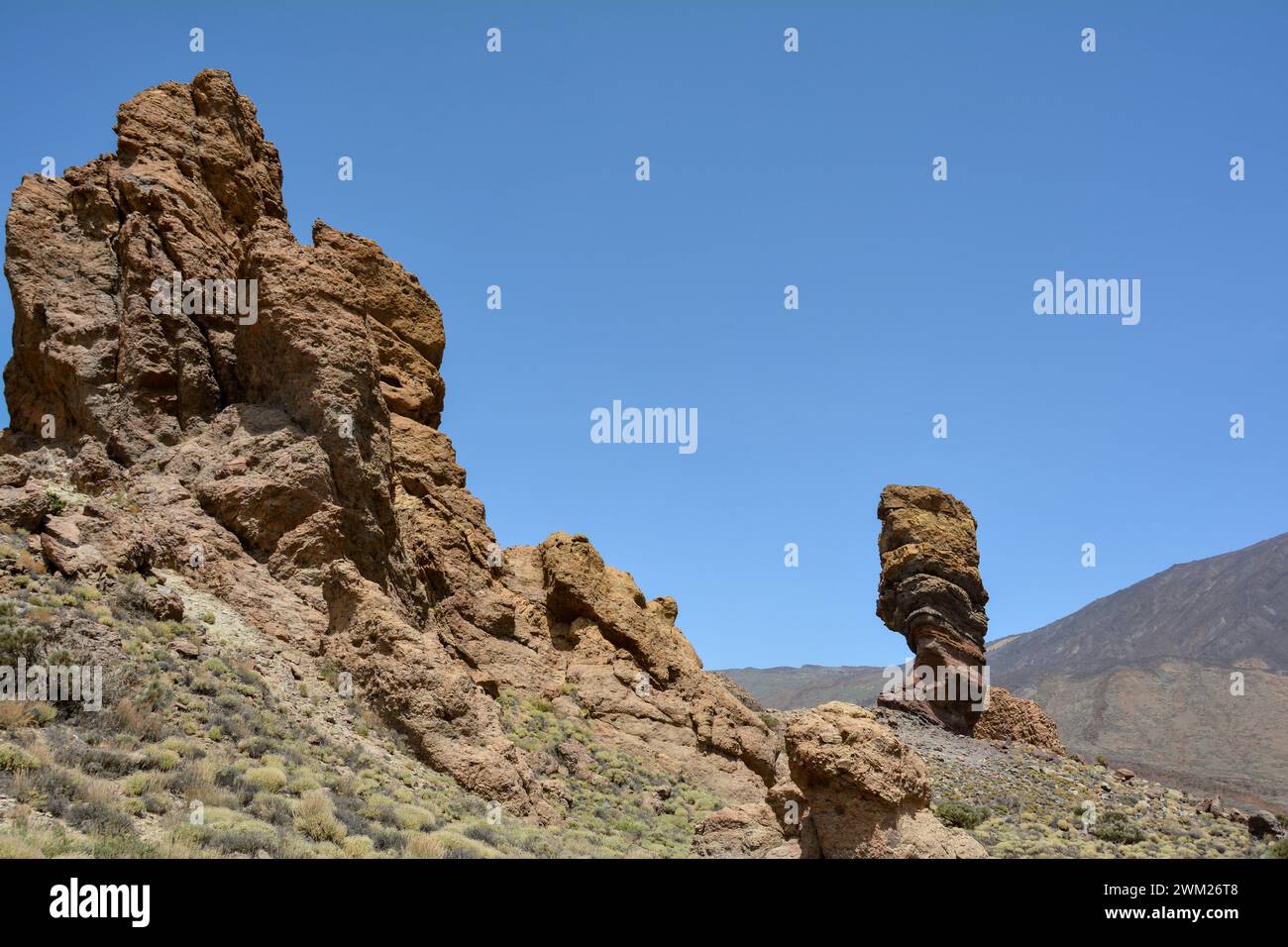 Der bizarr geformte Roque Cinchado-Felsen aus vulkanischem Gestein im Teide-Nationalpark auf der Kanarischen Insel Teneriffa, Spanien Stockfoto