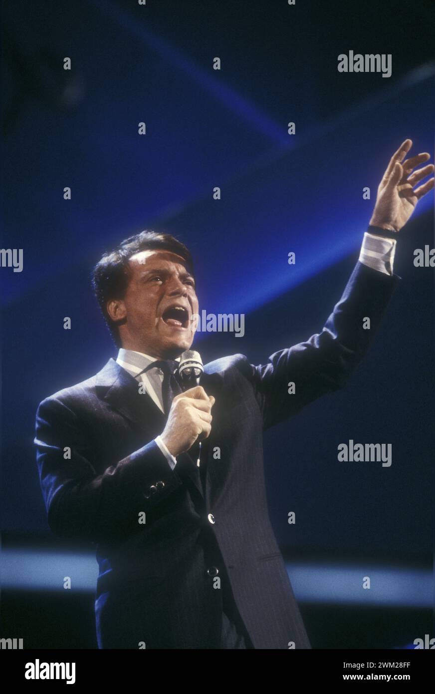 MME4799196 Sanremo Music Festival 1988. Der italienische Popsänger Massimo Ranieri spielt „“Perdere l’Amore””, das Siegerlied des Festivals/Festivals di Sanremo 1988. Massimo Ranieri canta „“Perdere l’amore””, Canzone vincitrice del Festival -; (add.info.: Sanremo Music Festival 1988. Der italienische Popsänger Massimo Ranieri spielt „“Perdere l’Amore””, das Siegerlied des Festivals/Festivals di Sanremo 1988. Massimo Ranieri canta “” Perdere l'amore””, Canzone vincitrice del Festival -); © Marcello Mencarini. Alle Rechte vorbehalten 2024. Stockfoto