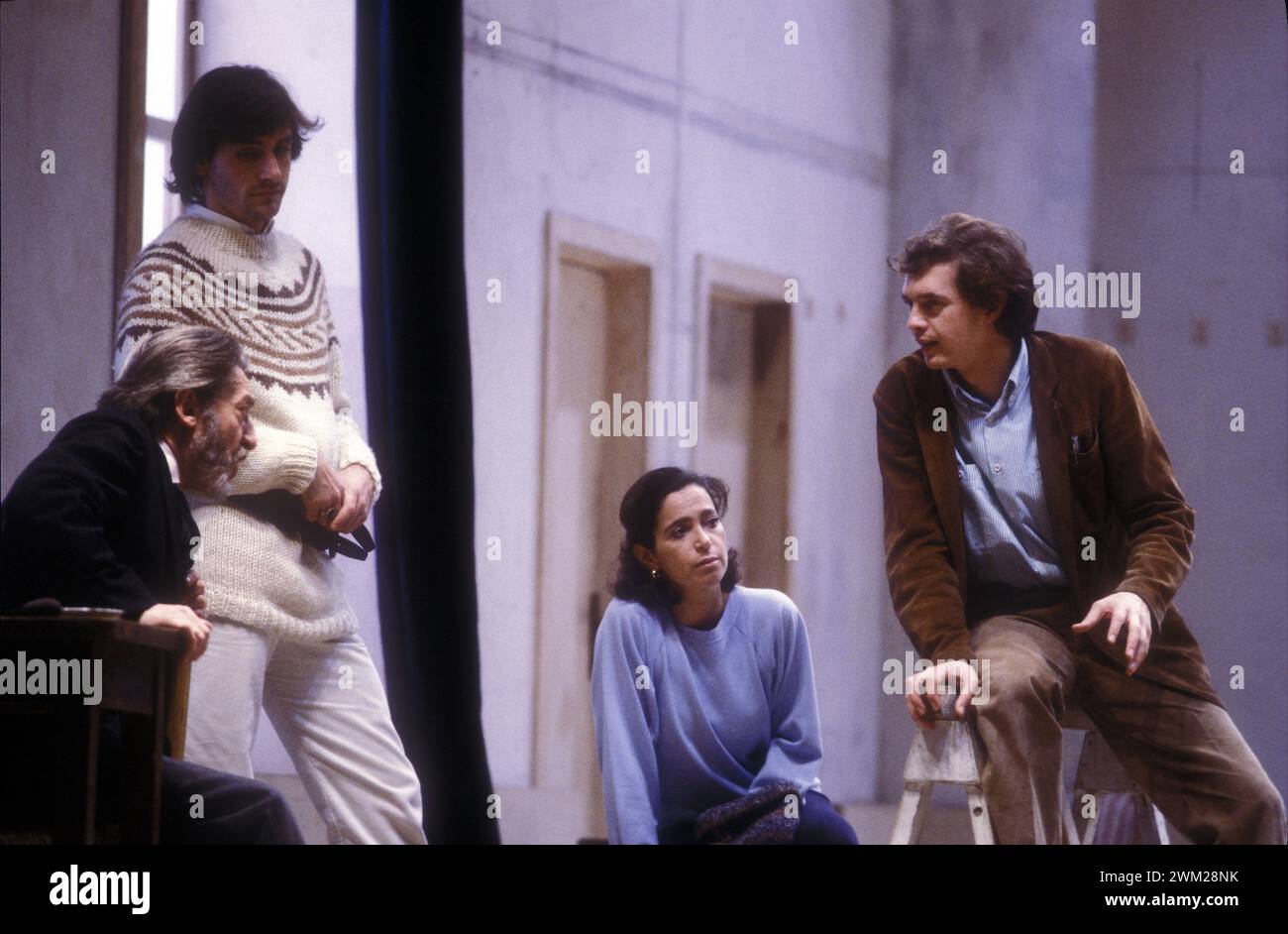 MME4800711 Rom, 1984. Die italienischen Schauspieler Franco Parenti, Maurizio Schmidt, Andree Ruth Shammah und Giovanni Crippa, in „I promessi sposi alla prova“ (die Verlobten des Tests), geschrieben von Giovanni Testori und Regie von Franco Parenti/Roma, 1984. GLI attori Franco Parenti, Maurizio Schmidt, Andree Ruth Shammah e Giovanni Crippa, in „I promessi sposi alla prova“ scritto da Giovanni Testori e diretto da Franco Parenti -; (add.info.: Rom, 1984. Die italienischen Schauspieler Franco Parenti, Maurizio Schmidt, Andree Ruth Shammah und Giovanni Crippa in „I promessi sposi alla prova“ (die Verlobten des T Stockfoto