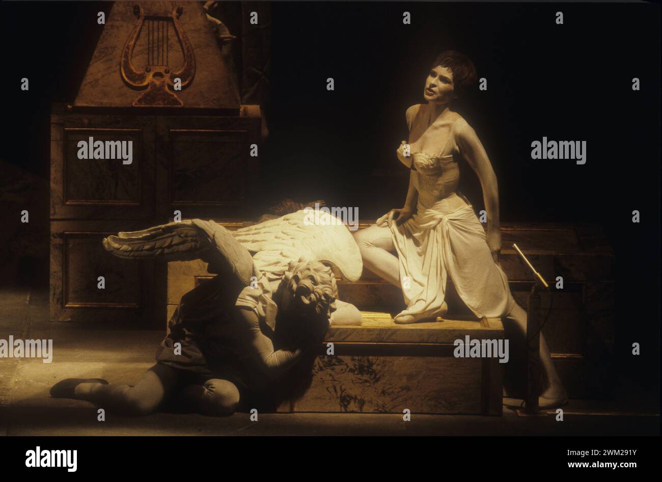 MME4802277 Perugia 1987. Die Schauspielerin Marina Polla de Luca spielt in „Hommelette for Hamlet“, einer Version von Shakespeares Hamlet unter der Regie von Carmelo Bene, abgeleitet von einem Text von Jules Laforgue (1860–1887)/Perugia 1987. L’attrice Marina Polla de Luca in „“Hommelette for Hamlet””, eine Version des Amleto di Shakespeare diretta da Carmelo Bene e tratta da un testo von Jules Laforgue (1860-1887) -; (add.info.: Perugia 1987. Die Schauspielerin Marina Polla de Luca spielt in „“ Hommelette for Hamlet“, einer Version von Shakespeares Hamlet unter der Regie von Carmelo Bene, abgeleitet von einem Text von Jule Stockfoto