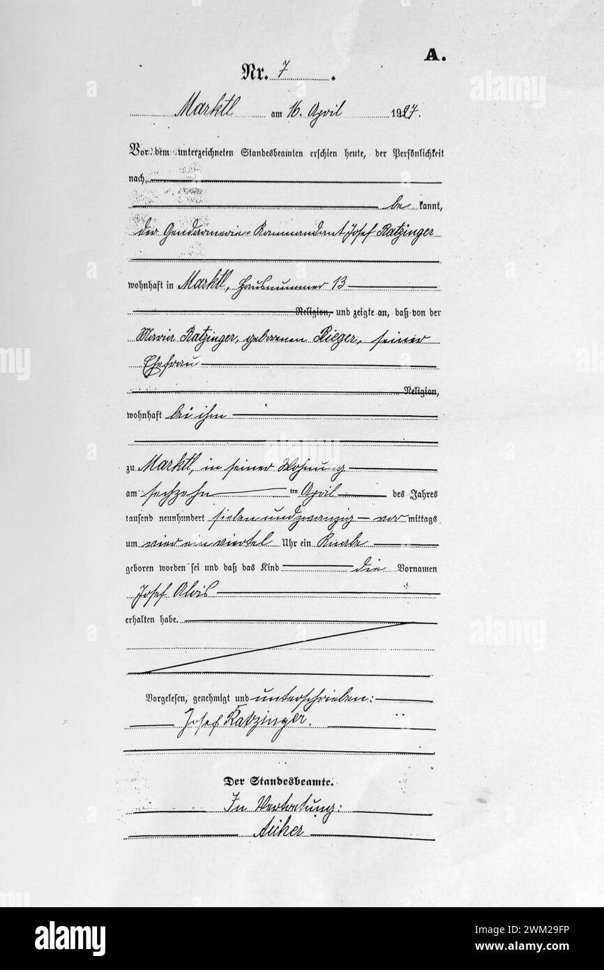 MME4805304 Geburtszertikat von JOSEPH RATZINGER (Papst Benedikt XVI)/Atto di nascita di JOSEPH RATZINGER (Papa Benedetto XVI) – reproduziert von Marcello MENCARINI; (add.info.: Geburtszertikat von JOSEPH RATZINGER (Papst Benedikt XVI)/Atto di nascita di JOSEPH RATZINGER (Papa Benedetto XVI) – reproduziert von Marcello MENCARINI); © Marcarini. Alle Rechte vorbehalten 2023. Stockfoto