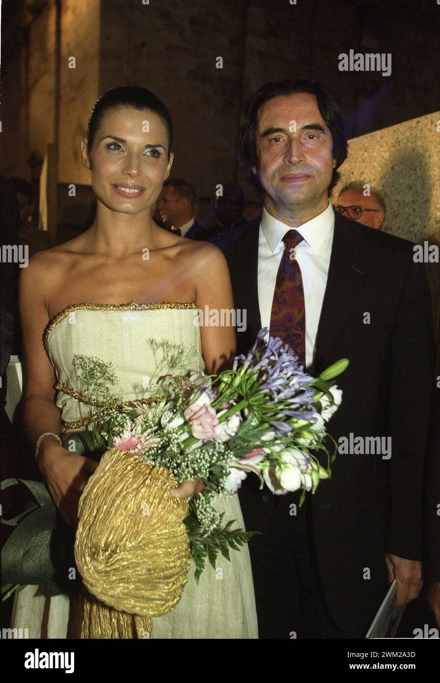 MME4808626 Spoleto Festival of Two Worlds, 16. Juli 2000. Dirigent Riccardo Muti und seine Tochter, Schauspielerin Chiara Muti, Sprecher in der Abschlussshow des Festivals („ Jeanne of Arc at the Stake“ von Arthur Honeger), nach ihrem Auftritt/Festival dei Due Mondi di di Spoleto, 16. Juli 2000. IL direttore d'Orchesters Riccardo Muti e sua figlia, l'attrice Chiara Muti, voce recitante nello spettacolo di chiusura del Festival („Giovanna D'Arco al rogo“ von Arthur Honeger), dopo la sua Performance -; (add.info.: Spoleto Festival der zwei Welten, 16. Juli 2000.Dirigent Riccardo Muti und seine Tochter Stockfoto