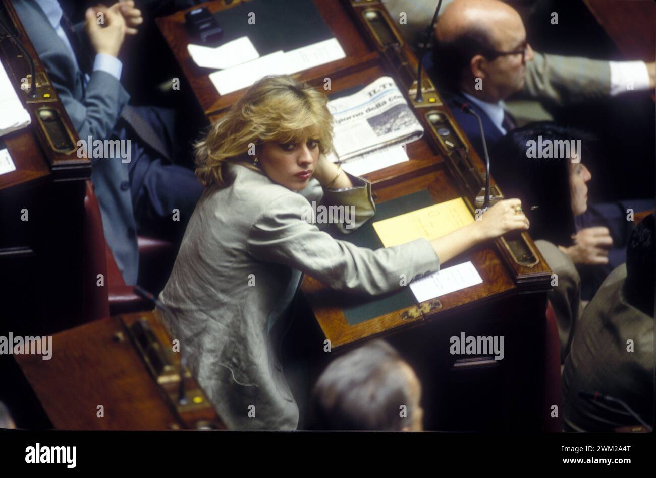 MME4808668 Rom, Abgeordnetenkammer, 1992. Parlamentsabgeordnete Alessandra Mussolini bei der Wahl des neuen Präsidenten der Italienischen Republik (das wird Oscar Luigi Scalfaro sein)/Roma, Camera dei Deputati, 1992. Alessandra Mussolini durante l'elezione del nuovo Presidente della Repubblica (che sar Oscar Luigi Scalfaro) -; (add.info.: Rom, Abgeordnetenkammer, 1992. Parlamentsabgeordnete Alessandra Mussolini bei der Wahl des neuen Präsidenten der Italienischen Republik (das wird Oscar Luigi Scalfaro sein)/Roma, Camera dei Deputati, 1992. Alessandra Mussolini durante l'elezione del nuovo Presidente della Stockfoto