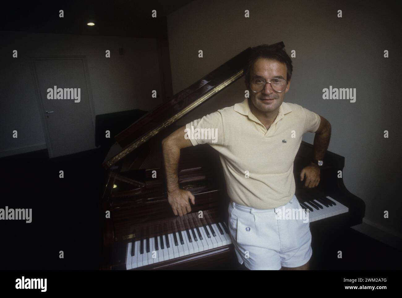 MME4809455 Venedig-Lido, Venedig-Film Festival 1984. Der italienische Komponist Giorgio Moroder präsentierte auf dem Festival eine restaurierte Version des Stummfilms Metropolis mit einem neuen Rock-Soundtrack/Lido di-Venezia, Mostra del Cinema di-Venezia 1984. IL compositore Giorgio Moroder, al Festival per präsentare una versione restaurata del Film muto Metropolis con una nuova colonna sonora Rock -; (add.info.: Venedig-Lido, Venedig-Film Festival 1984. Der italienische Komponist Giorgio Moroder präsentierte auf dem Festival eine restaurierte Version des Stummfilms Metropolis mit einem neuen Rock-Soundtrack/Lido di-Venezia, Mostra del Stockfoto