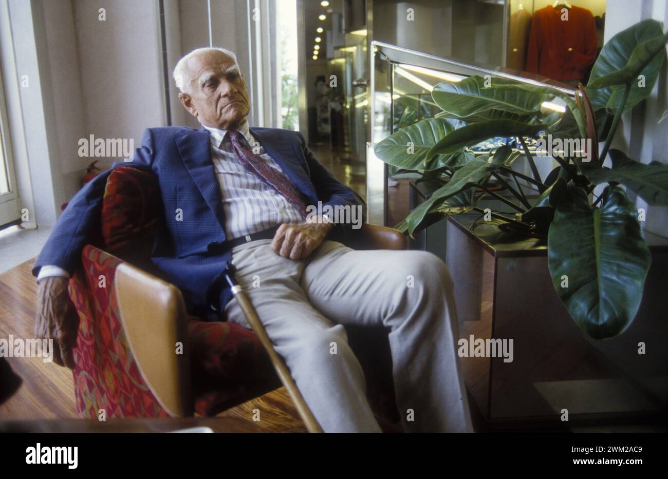 MME4810144 Venedig Lido, Venedig Filmfestival 1988. Italienischer Schriftsteller Alberto Moravia/Lido di Venezia, Mostra del Cinema 1988. Lo scrittore Alberto Moravia; (add.info.: Venedig Lido, Venedig Filmfestival 1988. Italienischer Schriftsteller Alberto Moravia/Lido di Venezia, Mostra del Cinema 1988. Lo scrittore Alberto Mähren); © Marcello Mencarini. Alle Rechte vorbehalten 2024. Stockfoto