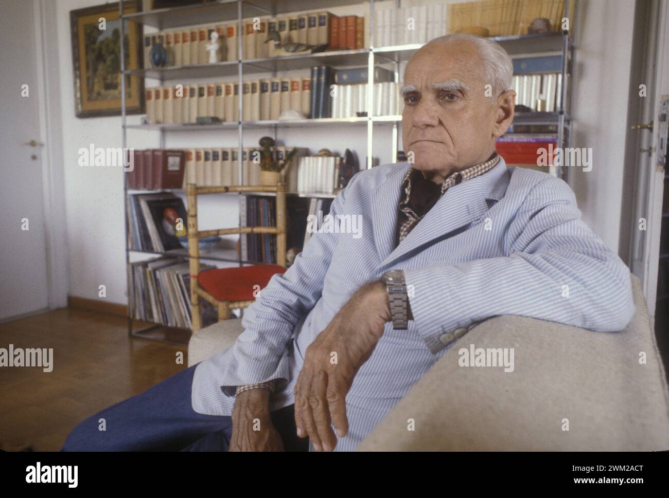 MME4810081 Rom, 1980. Italienischer Schriftsteller Alberto Moravia in seinem Haus/Roma, 1980. Lo scrittore Alberto Moravia nella sua casa -; (add.info.: Rom, 1980. Italienischer Schriftsteller Alberto Moravia in seinem Haus/Roma, 1980. Lo scrittore Alberto Moravia nella sua casa -); © Marcello Mencarini. Alle Rechte vorbehalten 2024. Stockfoto