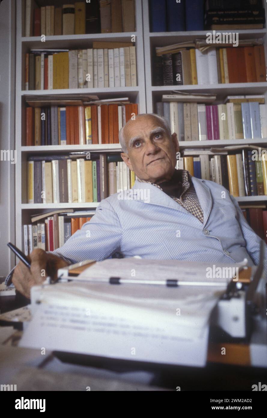 MME4810067 Rom, 1980. Italienischer Schriftsteller Alberto Moravia in seinem Haus/Roma, 1980. Lo scrittore Alberto Moravia nella sua casa -; (add.info.: Rom, 1980. Italienischer Schriftsteller Alberto Moravia in seinem Haus/Roma, 1980. Lo scrittore Alberto Moravia nella sua casa -); © Marcello Mencarini. Alle Rechte vorbehalten 2024. Stockfoto