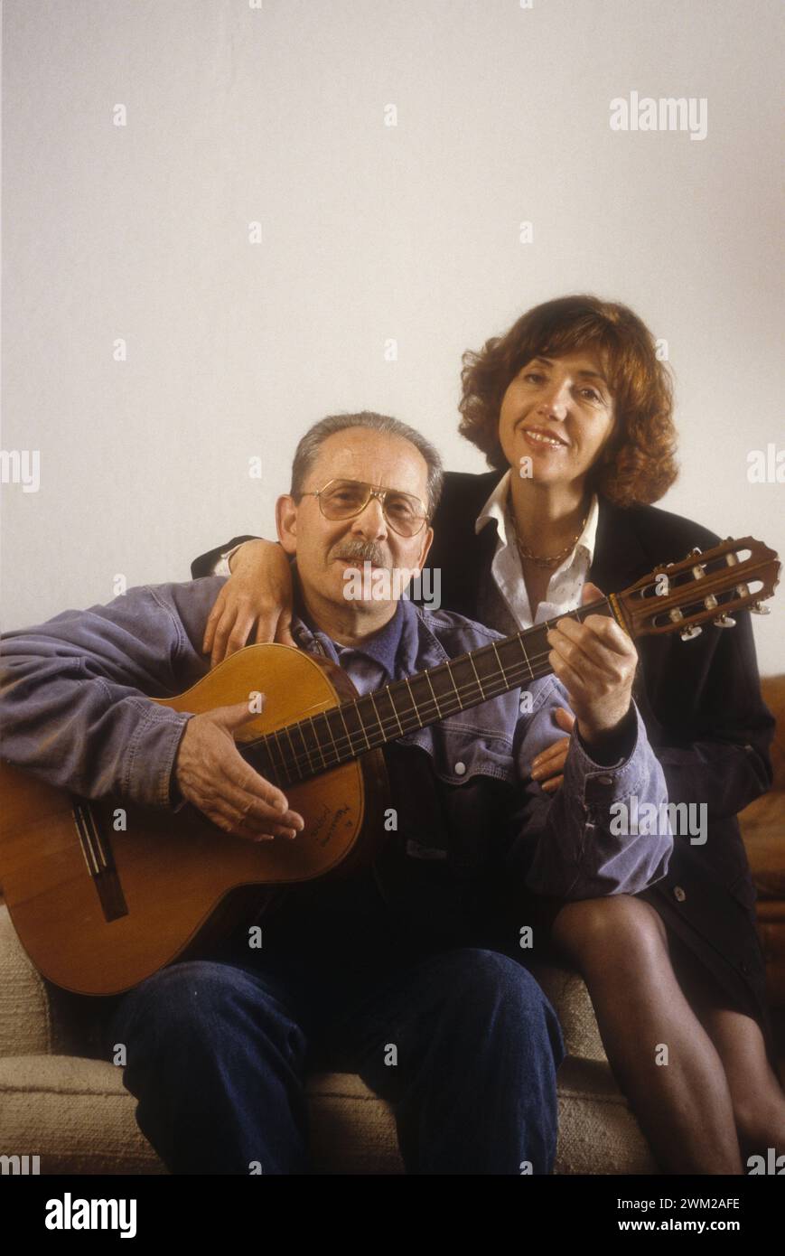 MME4810709 italienischer Popsänger Domenico Modugno und seine Frau Franca Gandolfi (ca. 1990)/Il cantante Domenico Modugno con la moglie Franca Gandolfi (ca. 1990 circa) -; (add.info.: italienischer Popsänger Domenico Modugno und seine Frau Franca Gandolfi (ca. 1990)/Il cantante Domenico Modugno con la moglie Franca Gandolfi (ca. 1990) © Marcello Mencarini. Alle Rechte vorbehalten 2024. Stockfoto