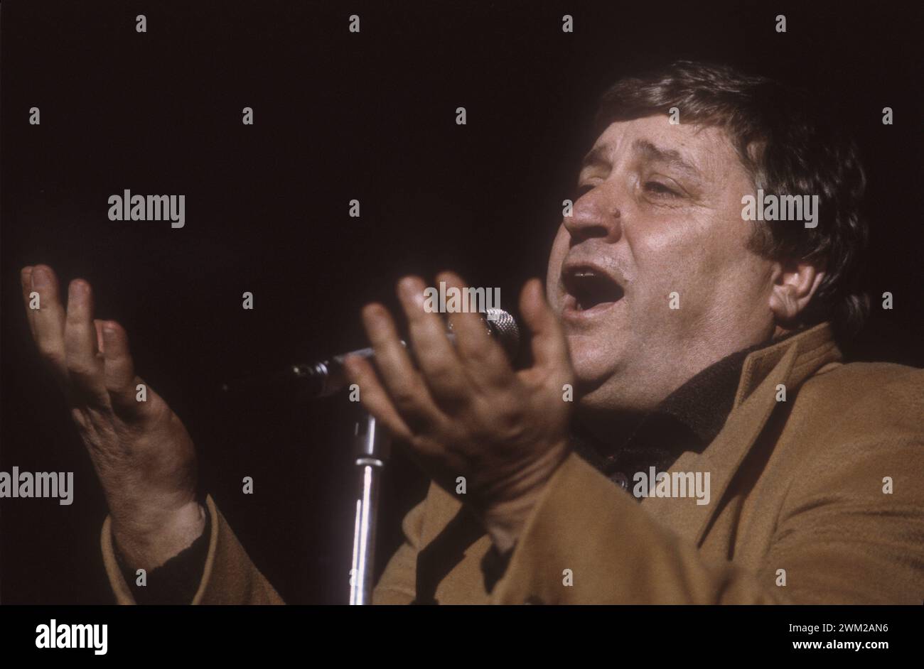 MME4811877 neapolitanischer Sänger und Schauspieler Mario Merola, der 1986 beim Festival „“Napoli prima e dopo” (Neapel vorher und danach) auftritt/Il cantante e attore napoletano Mari Merola al Festival „“Napoli prima e dopo” nel 1986 -; (add.info.: neapolitanischer Sänger und Schauspieler Mario Merola, der 1986 beim Festival „“Napoli prima e dopo” (Neapel vorher und danach) auftritt/Il cantante e attore napoletano Mari Merola al Festival „“Napoli prima e dopo” nel 1986 -); © Marcello Mencarini. Alle Rechte vorbehalten 2024. Stockfoto