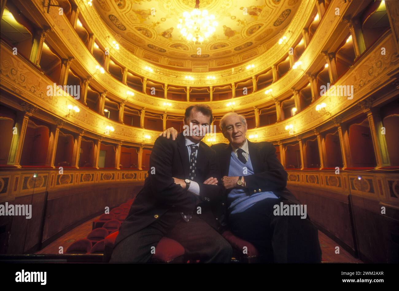 MME4812349 Spoleto (Perugia), Festival der zwei Welten 1999. Francis Menotti (geboren als Francis Phelan) und sein Adoptivvater Gian Carlo Menotti, Komponist und Gründer des Festivals, im Caio Melisso Theater/Spoleto (Perugia), Festival dei Due mondi 1999. Francis Menotti (nato Francis Phelan) mit seinem Padre adottivo Gian Carlo Menotti, Komponist und Gründer des Festivals, nel Teatro Caio Melisso -; (add.info.: Spoleto (Perugia), Festival der zwei Welten 1999. Francis Menotti (geboren als Francis Phelan) und sein Adoptivvater Gian Carlo Menotti, Komponist und Gründer des Festivals, im Caio Meliss Stockfoto