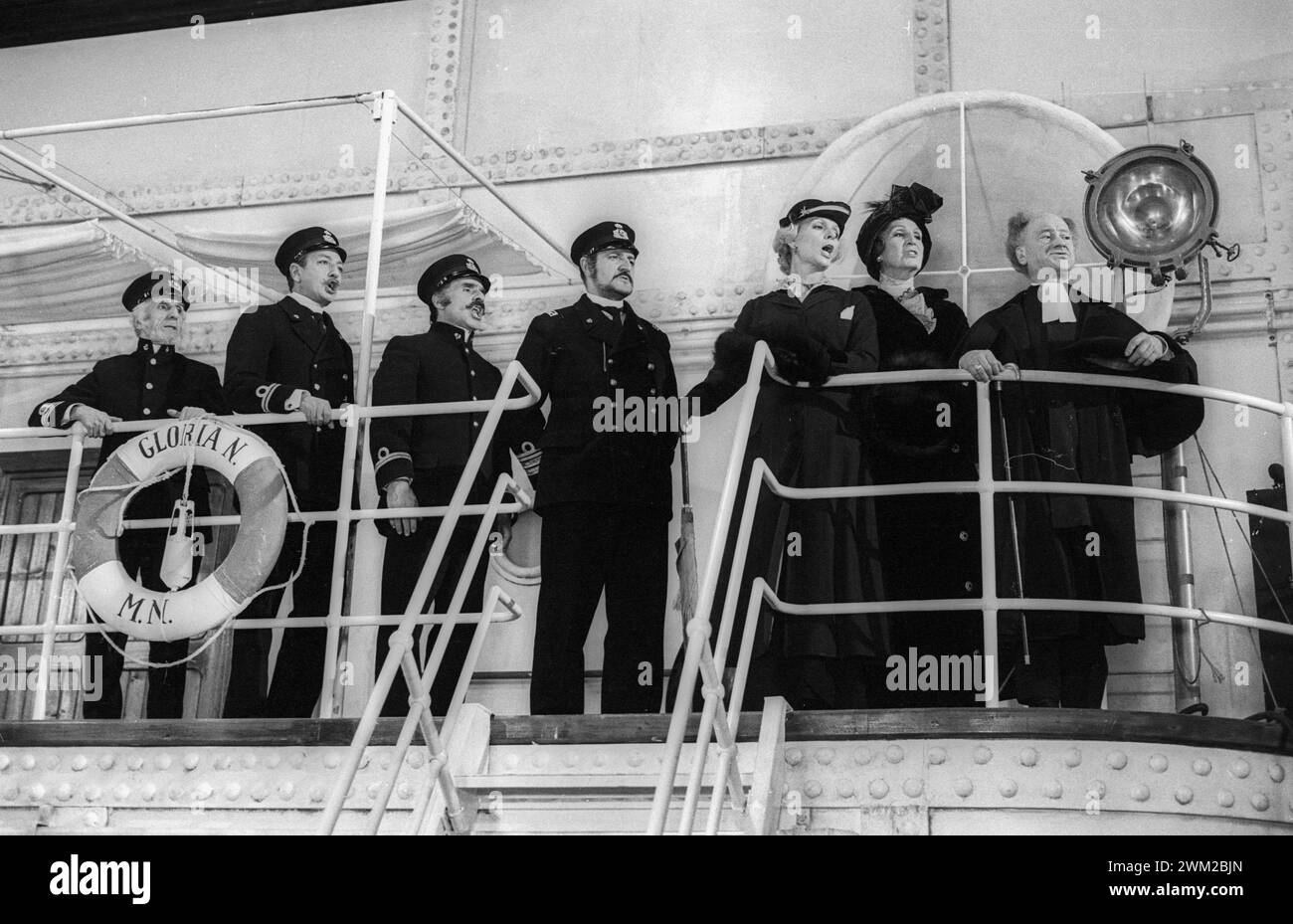 7395011 Schauspieler am Set des Films „E la nave va“ (und das Schiff segelt an) von Federico Fellini, Cinecittà Studios, Rom, 1983 (s/W Foto); © Marcello Mencarini. Alle Rechte vorbehalten 2024. Stockfoto