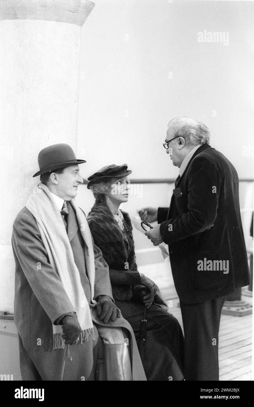 7395006 Regisseur Federico Fellini (rechts) am Set des Films „E la nave va“ (und das Schiff segelt ein), Rom, Cinecittà Studios, 1983 (s/W Foto); © Marcello Mencarini. Alle Rechte vorbehalten 2024. Stockfoto