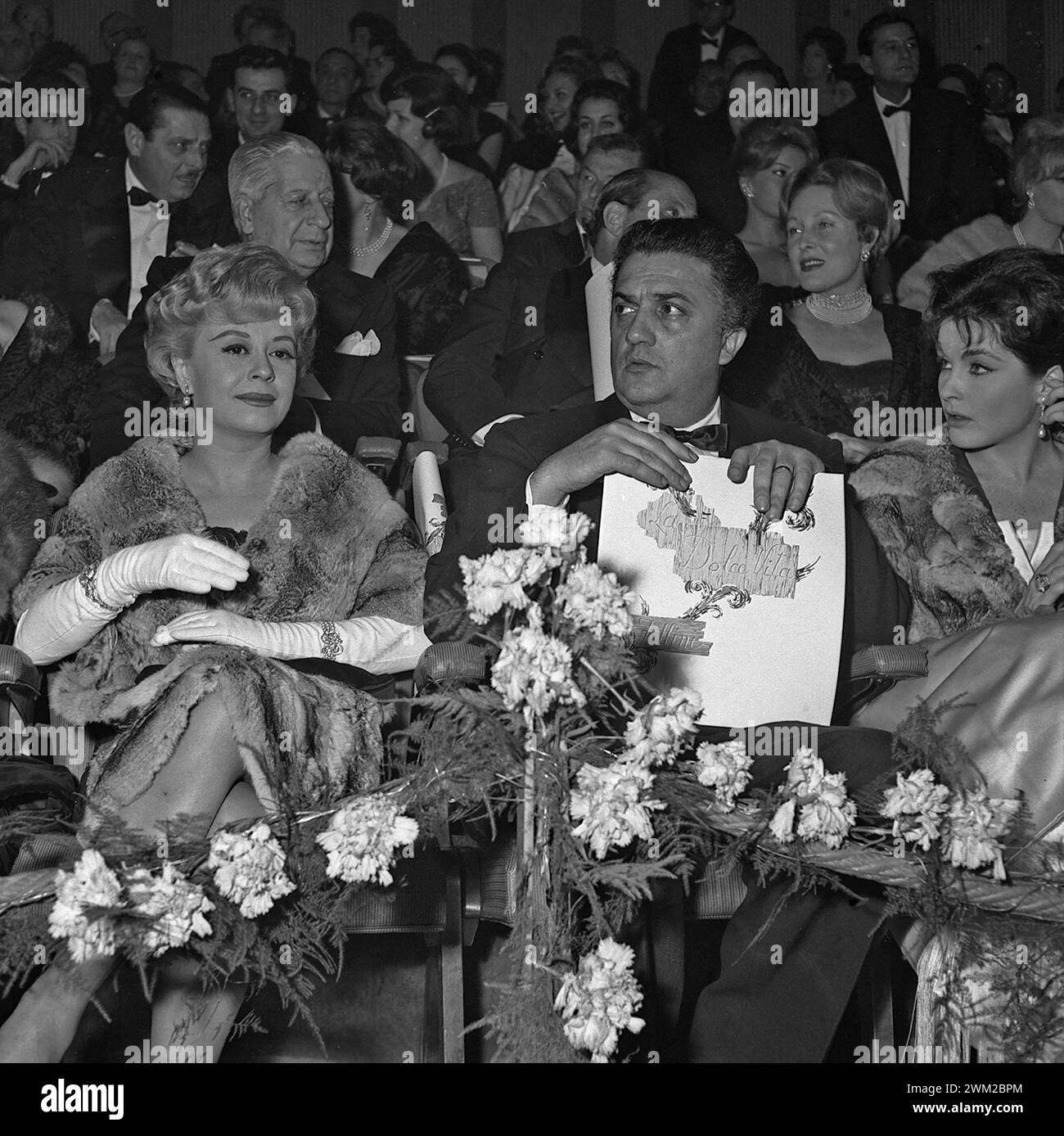 7395049 italienischer Regisseur Federico Fellini (Mitte) und seine Frau, Schauspielerin Giulietta Masina (links) bei der Präsentation seines Films „La dolce vita“, Rom, 1960 (s/W-Foto); © Marcello Mencarini. Alle Rechte vorbehalten 2024. Stockfoto