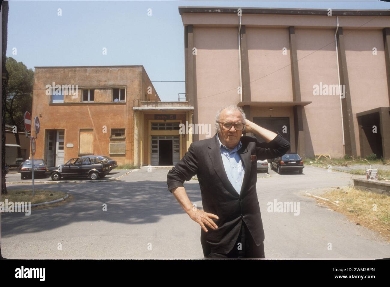 7395038 italienischer Regisseur Federico Fellini vor dem Studio 5 (Stage 5), wo er seine Filme drehte, Cinecittà Studios, Rom, um 1985 (Foto); © Marcello Mencarini. Alle Rechte vorbehalten 2024. Stockfoto