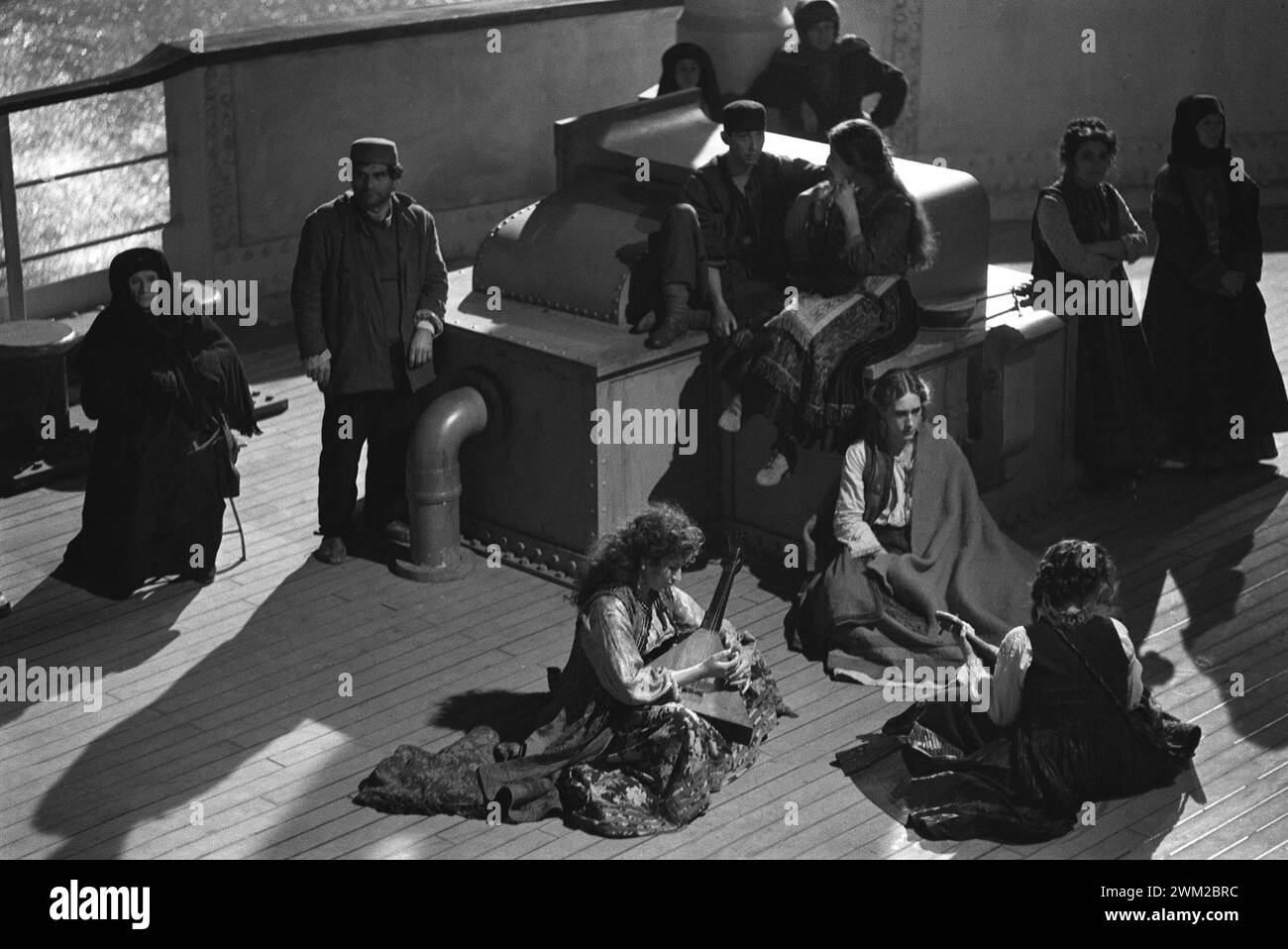 7395060 am Set des Films „E la nave va“ (und das Schiff segelt an) von Federico Fellini, Rom, Cinecittà Studios, 1983 (s/W Foto); © Marcello Mencarini. Alle Rechte vorbehalten 2024. Stockfoto