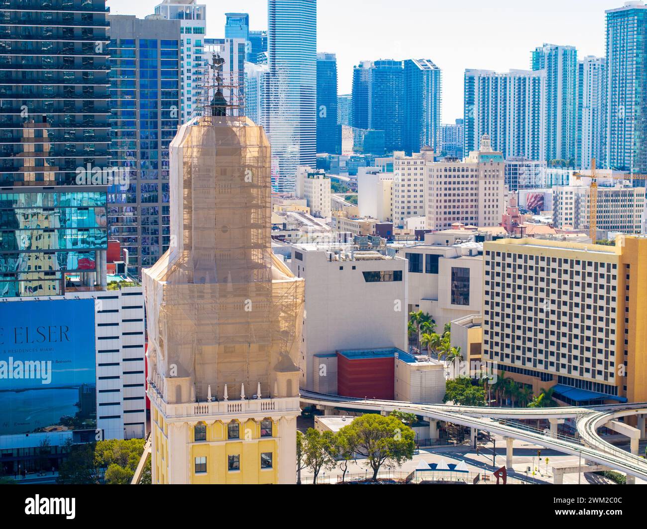 Miami, FL, USA - 21. Februar 2024: Reparatur des Miami Freedom Tower Stockfoto