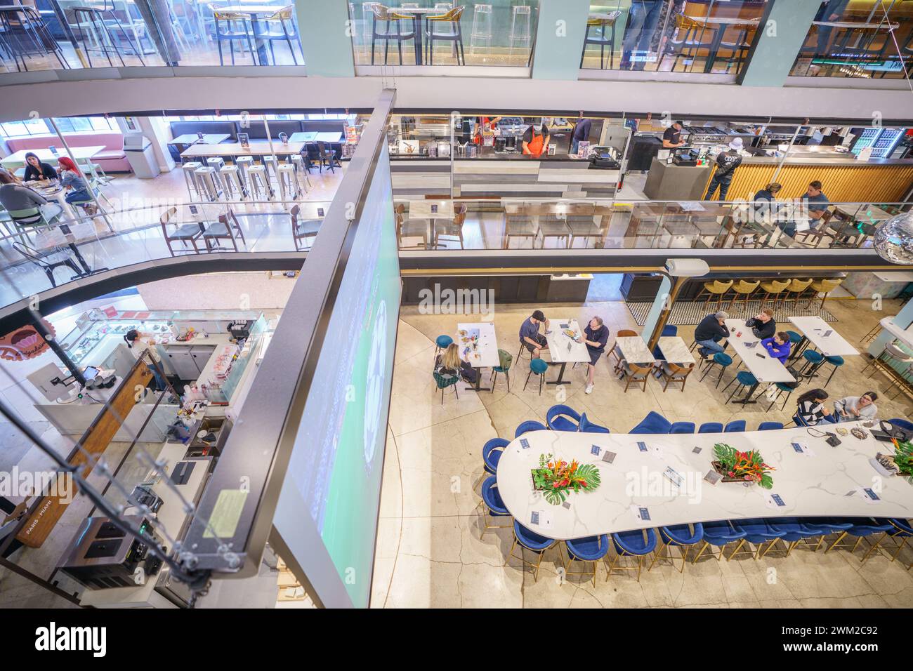 Miami, FL, USA - 21. Februar 2024: Innenfoto Eatery Downtown Julia und Henrys Miami, eine 3-stöckige Gastronomie Stockfoto