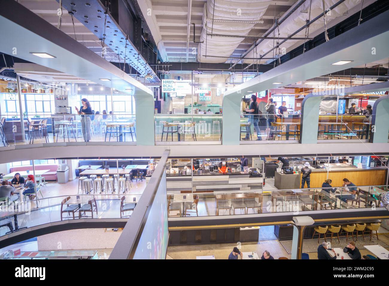 Miami, FL, USA - 21. Februar 2024: Innenfoto Eatery Downtown Julia und Henrys Miami, eine 3-stöckige Gastronomie Stockfoto